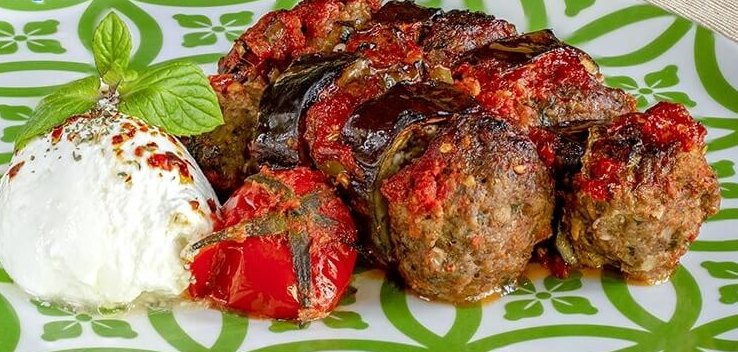 Pétrir les boulettes de viande recette de kebab d'aubergine au four